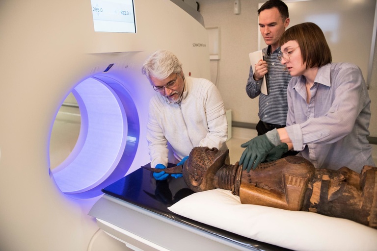 Another statue in an MRI machine